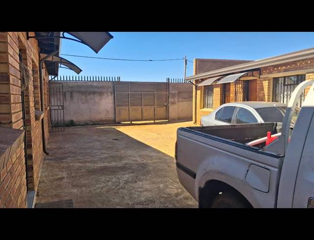 8 BEDROOM HOUSE FOR SALE IN BUHLE PARK